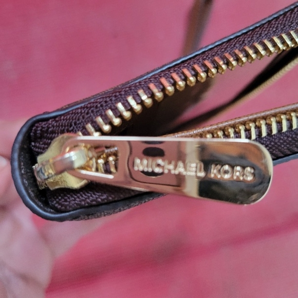 NEW!! Michael Kors JET SET zip around phone wallet wristlet in Brown - Picture 4 of 5